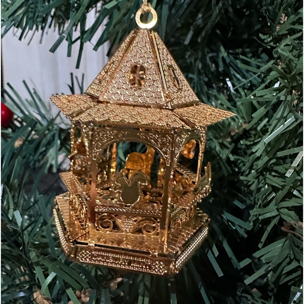 2005 Danbury Mint Gold Christmas ornament “Victorian Gazebo”
